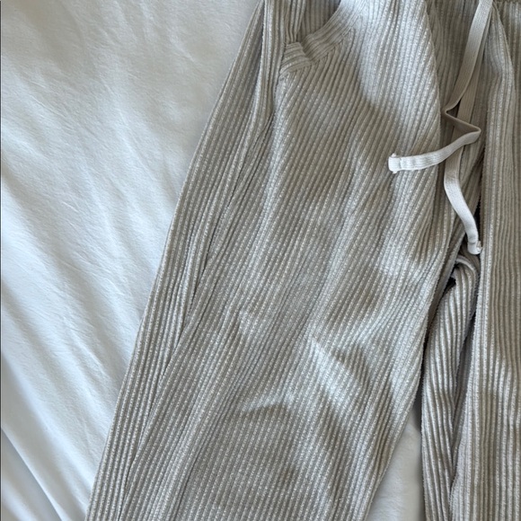 ALO Ribbed Joggers - Picture 4 of 5